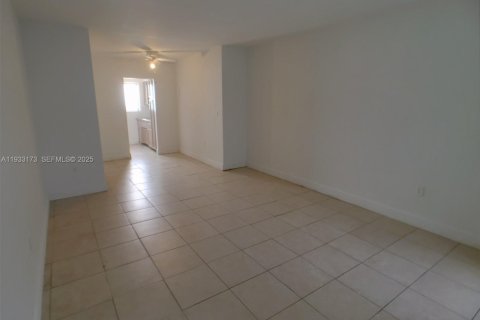 Condominio en alquiler en Miami Beach, Florida, 38 m2 № 1991913 - foto 4