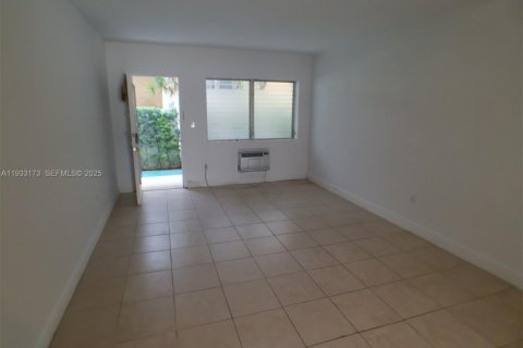 Condominio en alquiler en Miami Beach, Florida, 38 m2 № 1991913 - foto 10