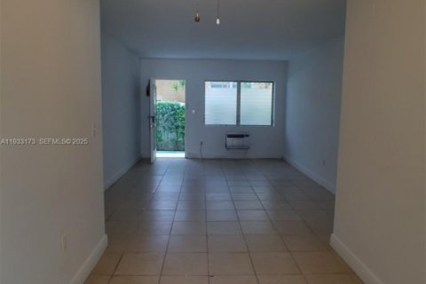 Condominio en alquiler en Miami Beach, Florida, 38 m2 № 1991913 - foto 9