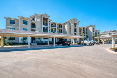 Condo in Bradenton, Florida, 2 bedrooms in LAKEWOOD NATIONAL  № 1680864 - photo 2