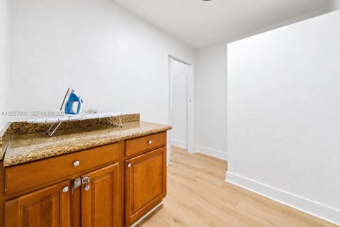 Villa ou maison à vendre à Miami, Floride: 5 chambres, 252.42 m2 № 2078217 - photo 28