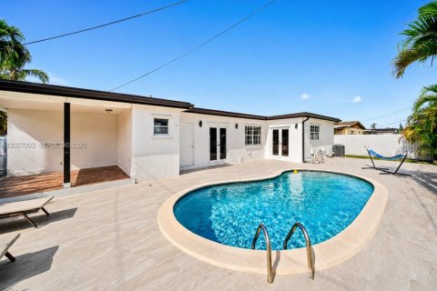 Villa ou maison à vendre à Miami, Floride: 5 chambres, 252.42 m2 № 2078217 - photo 2