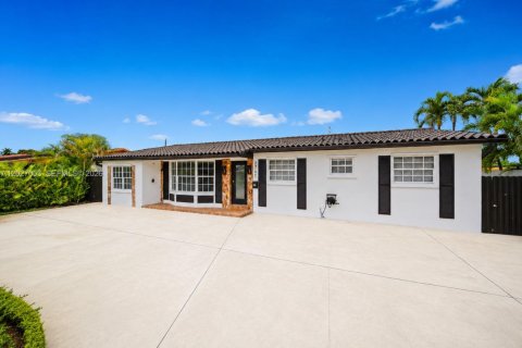 Villa ou maison à Miami, Floride 5 chambres, 252.42 m2 № 2078217
