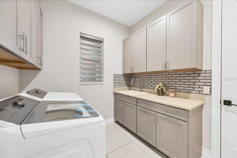 House in Lakewood Ranch, Florida 4 bedrooms, 335.38 sq.m. № 1914877 - photo 30