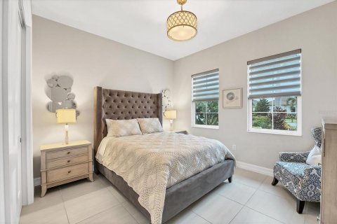 House in Lakewood Ranch, Florida 4 bedrooms, 335.38 sq.m. № 1914877 - photo 23