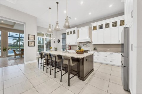 House in Lakewood Ranch, Florida 4 bedrooms, 335.38 sq.m. № 1914877 - photo 13