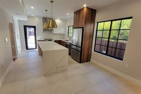 Casa en alquiler en Miami, Florida, 3 dormitorios, 308.25 m2 № 1924068 - foto 4