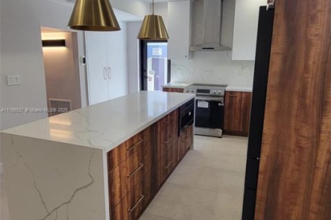 Casa en alquiler en Miami, Florida, 3 dormitorios, 308.25 m2 № 1924068 - foto 5