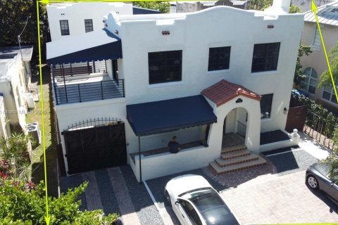 Casa en alquiler en Miami, Florida, 3 dormitorios, 308.25 m2 № 1924068 - foto 1
