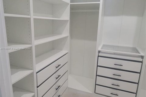 Casa en alquiler en Miami, Florida, 3 dormitorios, 308.25 m2 № 1924068 - foto 17