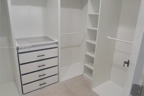 Casa en alquiler en Miami, Florida, 3 dormitorios, 308.25 m2 № 1924068 - foto 16