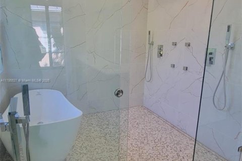 Casa en alquiler en Miami, Florida, 3 dormitorios, 308.25 m2 № 1924068 - foto 15