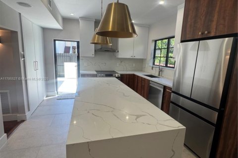Casa en alquiler en Miami, Florida, 3 dormitorios, 308.25 m2 № 1924068 - foto 7