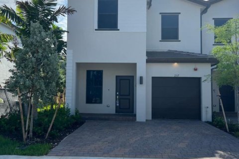 Touwnhouse à Pembroke Pines, Floride 4 chambres, 175.4 m2 № 2261678