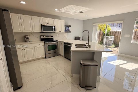 Снять в аренду таунхаус в Дорал, Флорида 4 спальни, 176.89м2, № 2005175 - фото 2