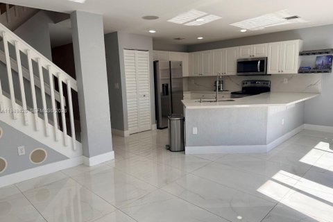 Снять в аренду таунхаус в Дорал, Флорида 4 спальни, 176.89м2, № 2005175 - фото 3