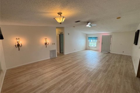 Casa en alquiler en Leesburg, Florida, 2 dormitorios, 161.28 m2 № 1908509 - foto 2