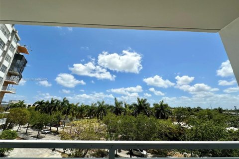 Condominio en venta en North Miami Beach, Florida, 2 dormitorios, 73.39 m2 № 1877876 - foto 5