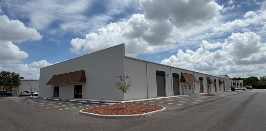 Commercial property in Largo, Florida 2006.69 sq.m. № 2105141