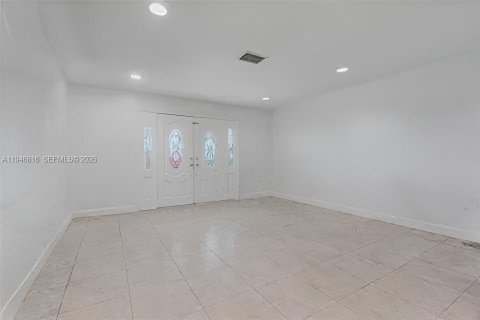 Villa ou maison à louer à Miami, Floride: 4 chambres, 196.95 m2 № 2003597 - photo 3