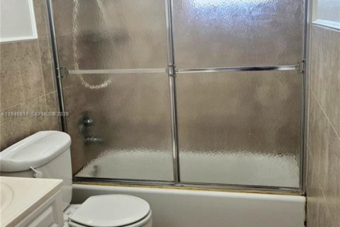 Villa ou maison à louer à Miami, Floride: 4 chambres, 196.95 m2 № 2003597 - photo 21