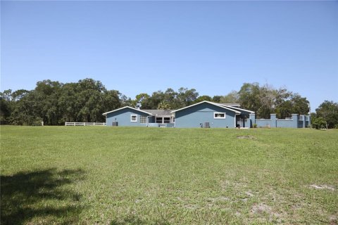 House in DeLand, Florida 4 bedrooms, 278.8 sq.m. № 2195962 - photo 7