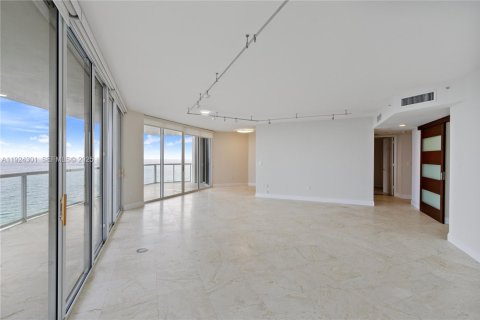 Condominio en alquiler en Sunny Isles Beach, Florida, 3 dormitorios, 205.31 m2 № 1982604 - foto 3
