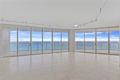Condominio en Sunny Isles Beach, Florida, 3 dormitorios  № 1982604