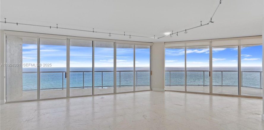 Condominio en Sunny Isles Beach, Florida, 3 dormitorios № 1982604