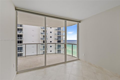 Condominio en alquiler en Sunny Isles Beach, Florida, 3 dormitorios, 205.31 m2 № 1982604 - foto 17