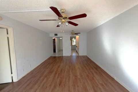 Condo in Hollywood, Florida, 2 bedrooms  № 2248625 - photo 12
