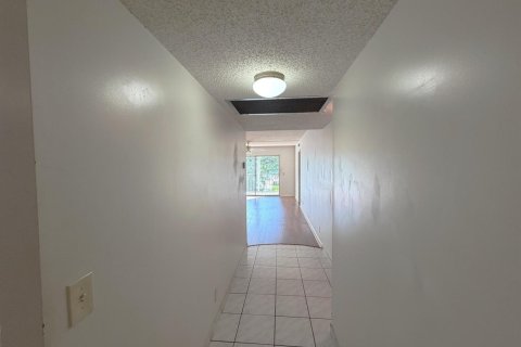 Condo in Hollywood, Florida, 2 bedrooms  № 2248625 - photo 11