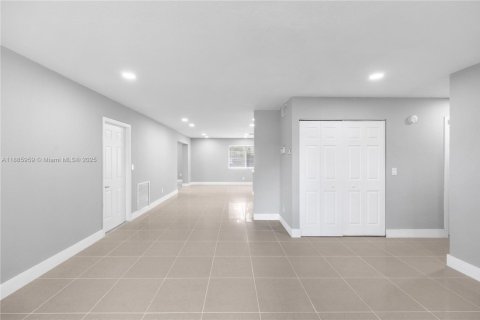 House in Lauderhill, Florida 3 bedrooms, 169.27 sq.m. № 2013206 - photo 9