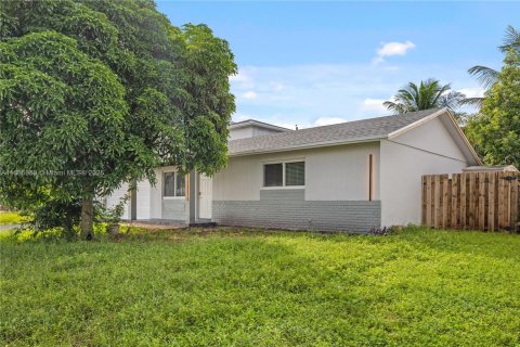 House in Lauderhill, Florida 3 bedrooms, 169.27 sq.m. № 2013206 - photo 4