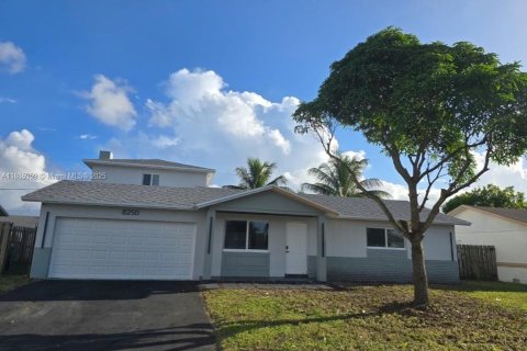 House in Lauderhill, Florida 3 bedrooms, 169.27 sq.m. № 2013206