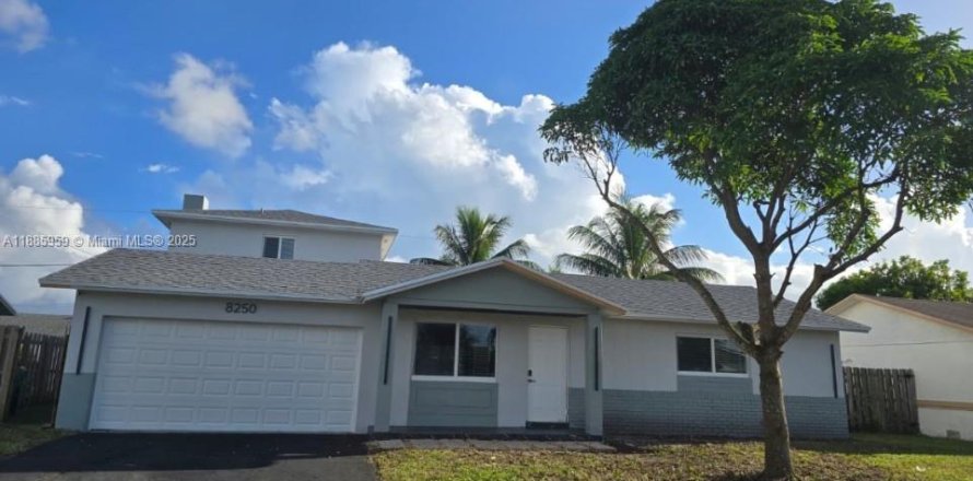 House in Lauderhill, Florida 3 bedrooms, 169.27 sq.m. № 2013206