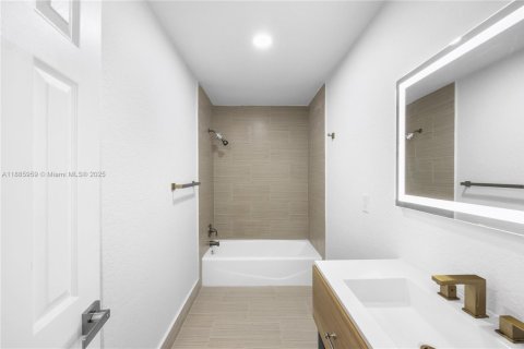 House in Lauderhill, Florida 3 bedrooms, 169.27 sq.m. № 2013206 - photo 30