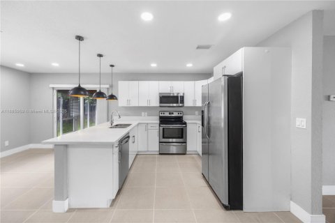 House in Lauderhill, Florida 3 bedrooms, 169.27 sq.m. № 2013206 - photo 17