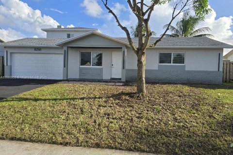 House in Lauderhill, Florida 3 bedrooms, 169.27 sq.m. № 2013206 - photo 2