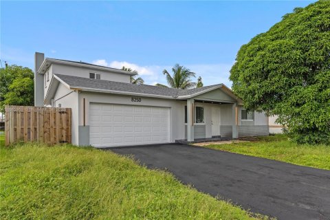 House in Lauderhill, Florida 3 bedrooms, 169.27 sq.m. № 2013206 - photo 3