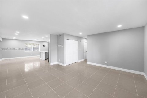 House in Lauderhill, Florida 3 bedrooms, 169.27 sq.m. № 2013206 - photo 10