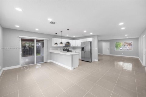 House in Lauderhill, Florida 3 bedrooms, 169.27 sq.m. № 2013206 - photo 13