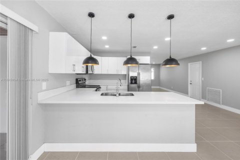 House in Lauderhill, Florida 3 bedrooms, 169.27 sq.m. № 2013206 - photo 16