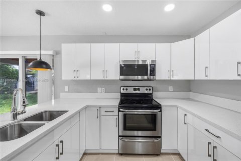 House in Lauderhill, Florida 3 bedrooms, 169.27 sq.m. № 2013206 - photo 14