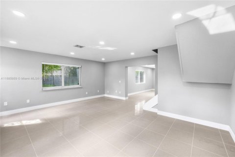 House in Lauderhill, Florida 3 bedrooms, 169.27 sq.m. № 2013206 - photo 11