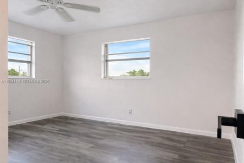 House in Pompano Beach, Florida 3 bedrooms, 120.4 sq.m. № 2030786 - photo 8