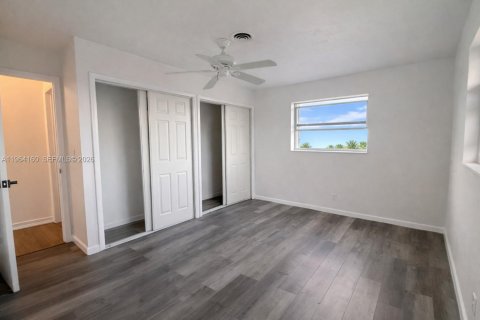 House in Pompano Beach, Florida 3 bedrooms, 120.4 sq.m. № 2030786 - photo 9