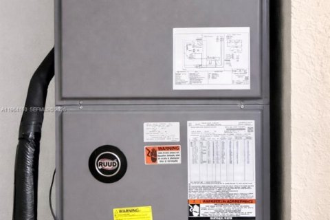 House in Pompano Beach, Florida 3 bedrooms, 120.4 sq.m. № 2030786 - photo 27