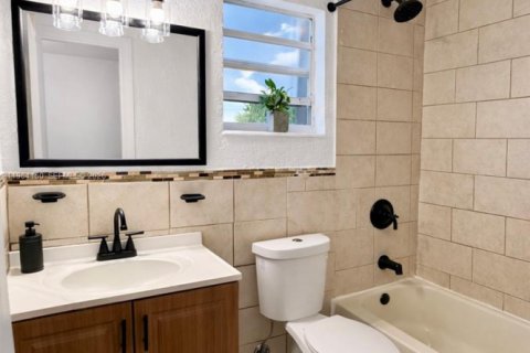 House in Pompano Beach, Florida 3 bedrooms, 120.4 sq.m. № 2030786 - photo 14