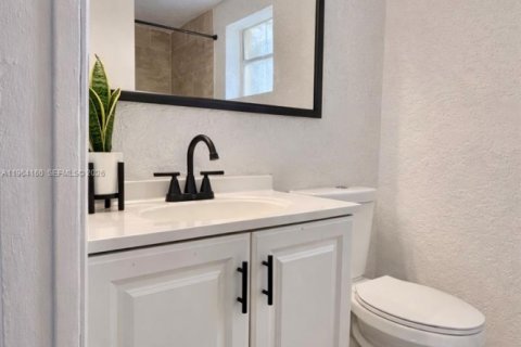 House in Pompano Beach, Florida 3 bedrooms, 120.4 sq.m. № 2030786 - photo 23